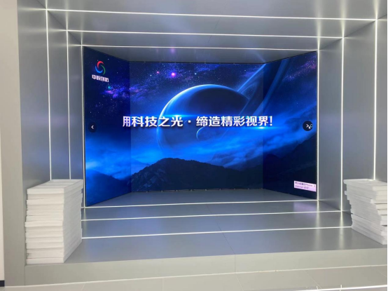 日照市新晟供應鏈企業(yè)展廳引領(lǐng)技術(shù)革新，三折LED顯示屏P1.8項目